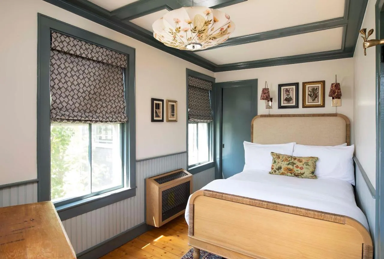 Life House, Hotell 4*
