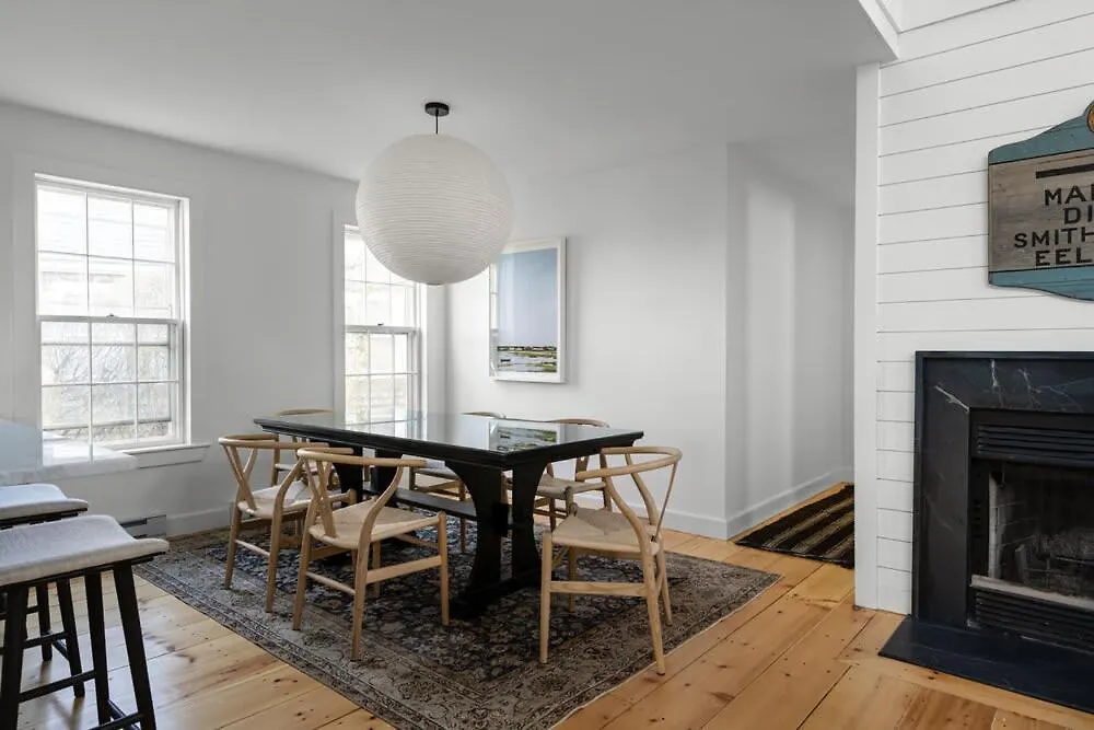 Penny Lane's Post Mid-island - Amenities * Nantucket