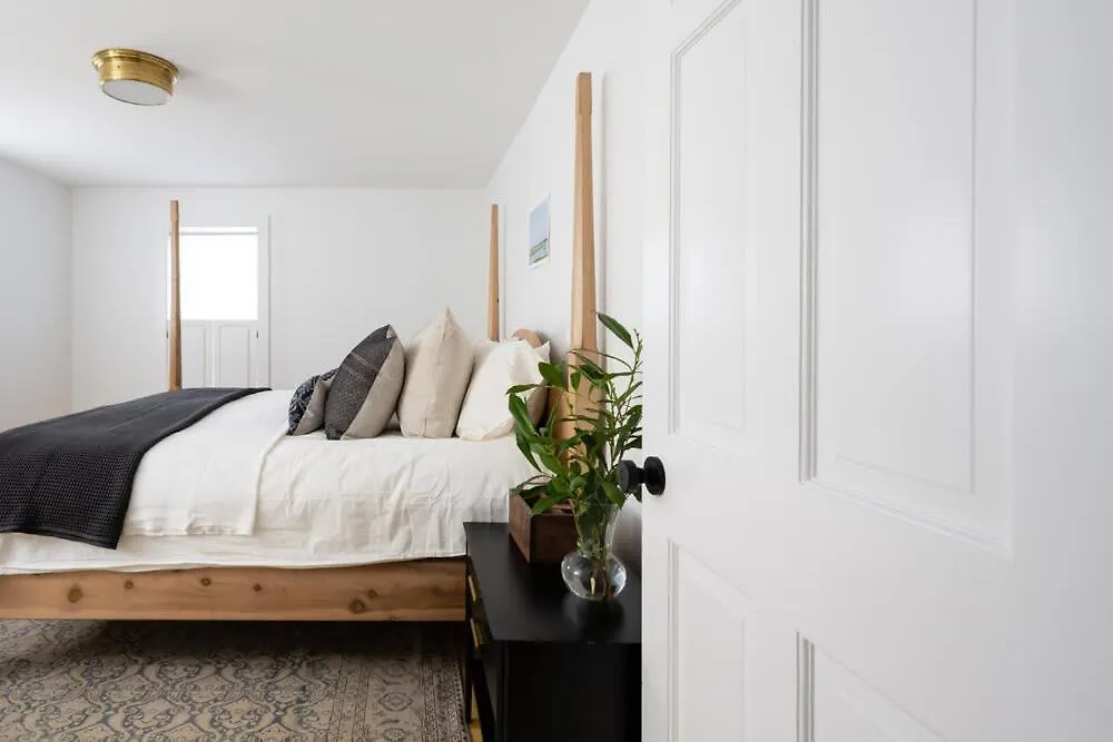 Penny Lane's Post Mid-island - Amenities * Nantucket