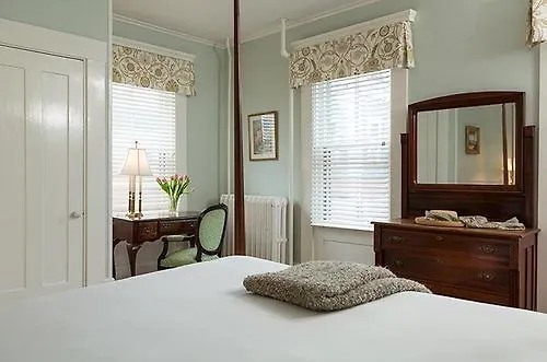 Bed & Breakfast Brass Lantern