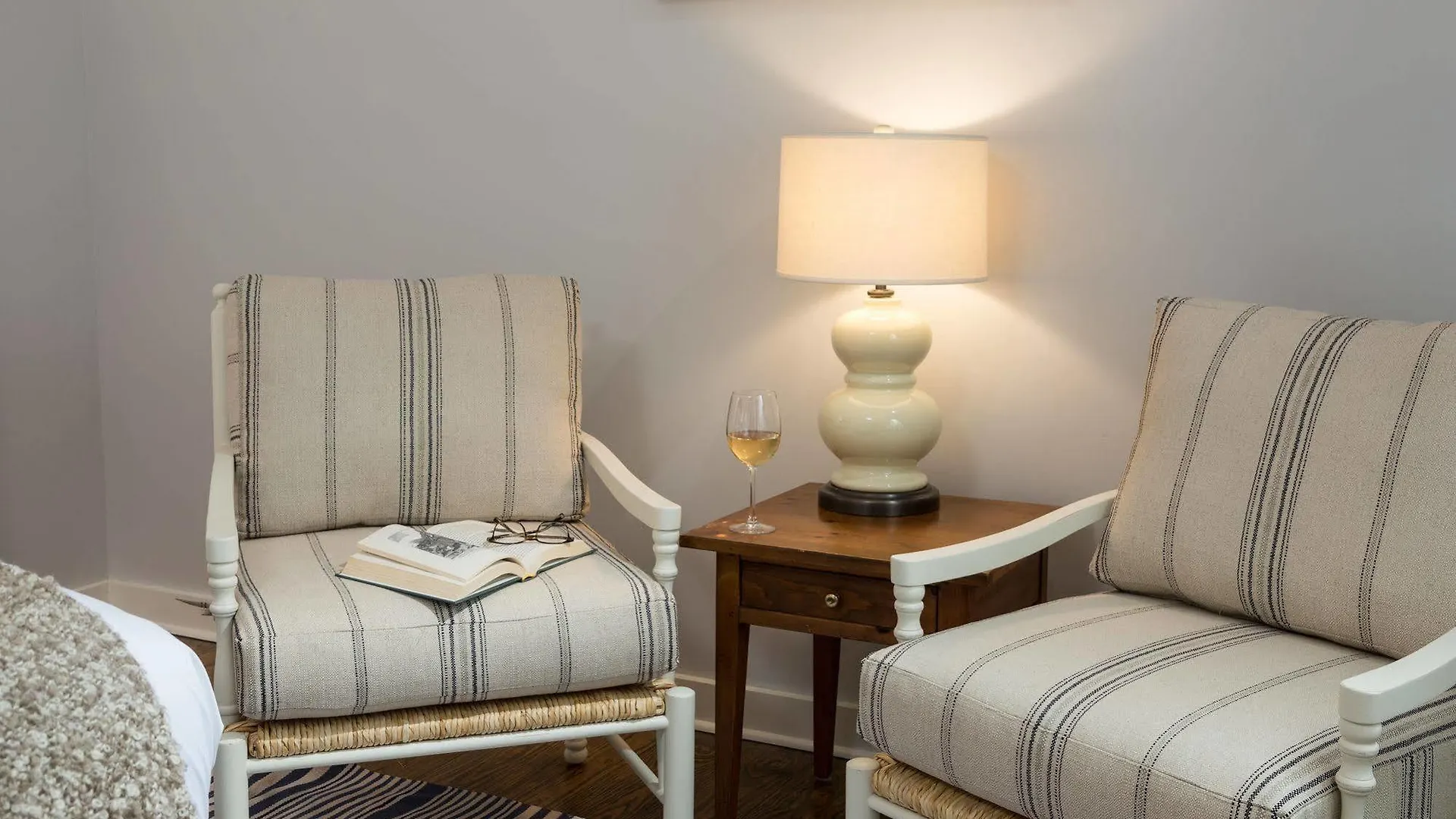 Bed & Breakfast Brass Lantern 4*