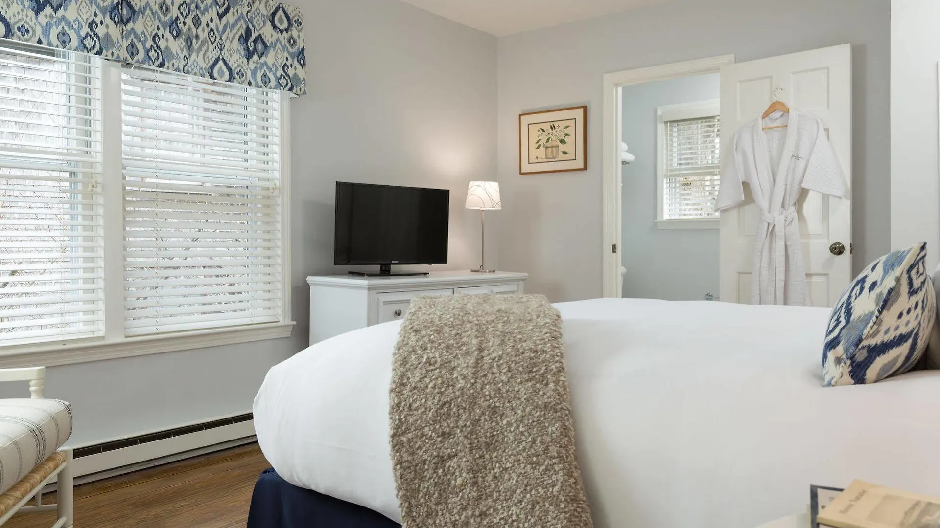 Bed & Breakfast Brass Lantern 4*