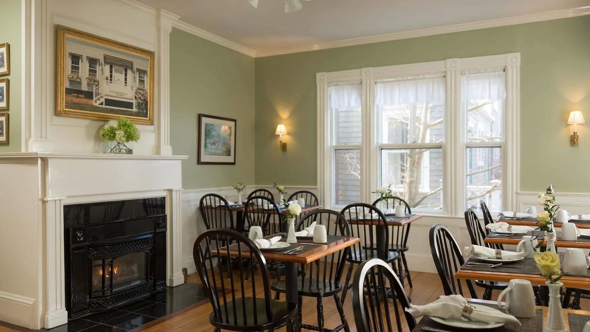 Bed & Breakfast Brass Lantern 4*