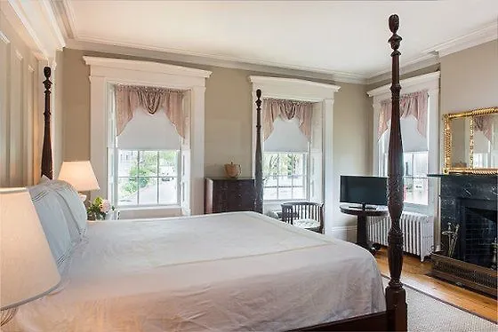 Roberts House Hotell 4*