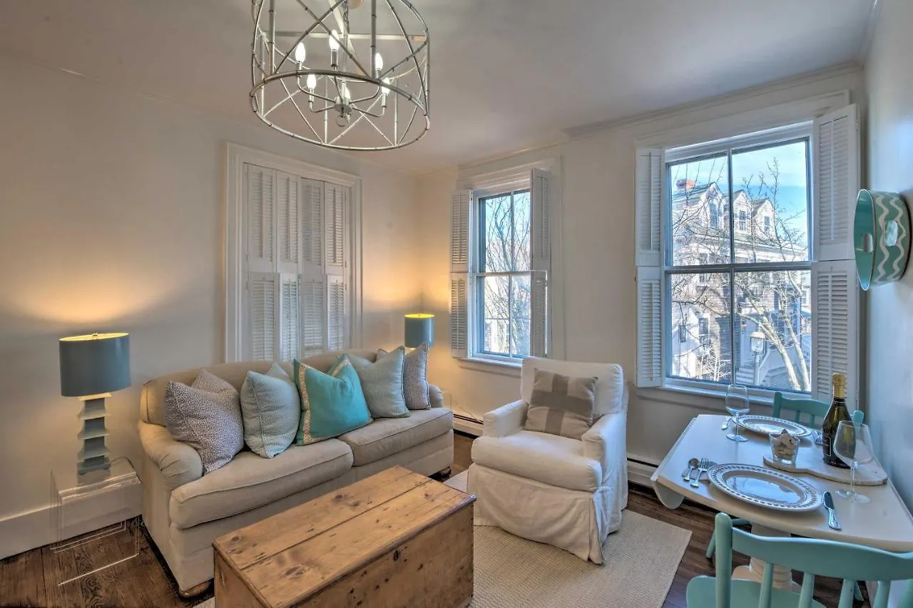 Apartment Couples Retreat In Walk To Attractions!