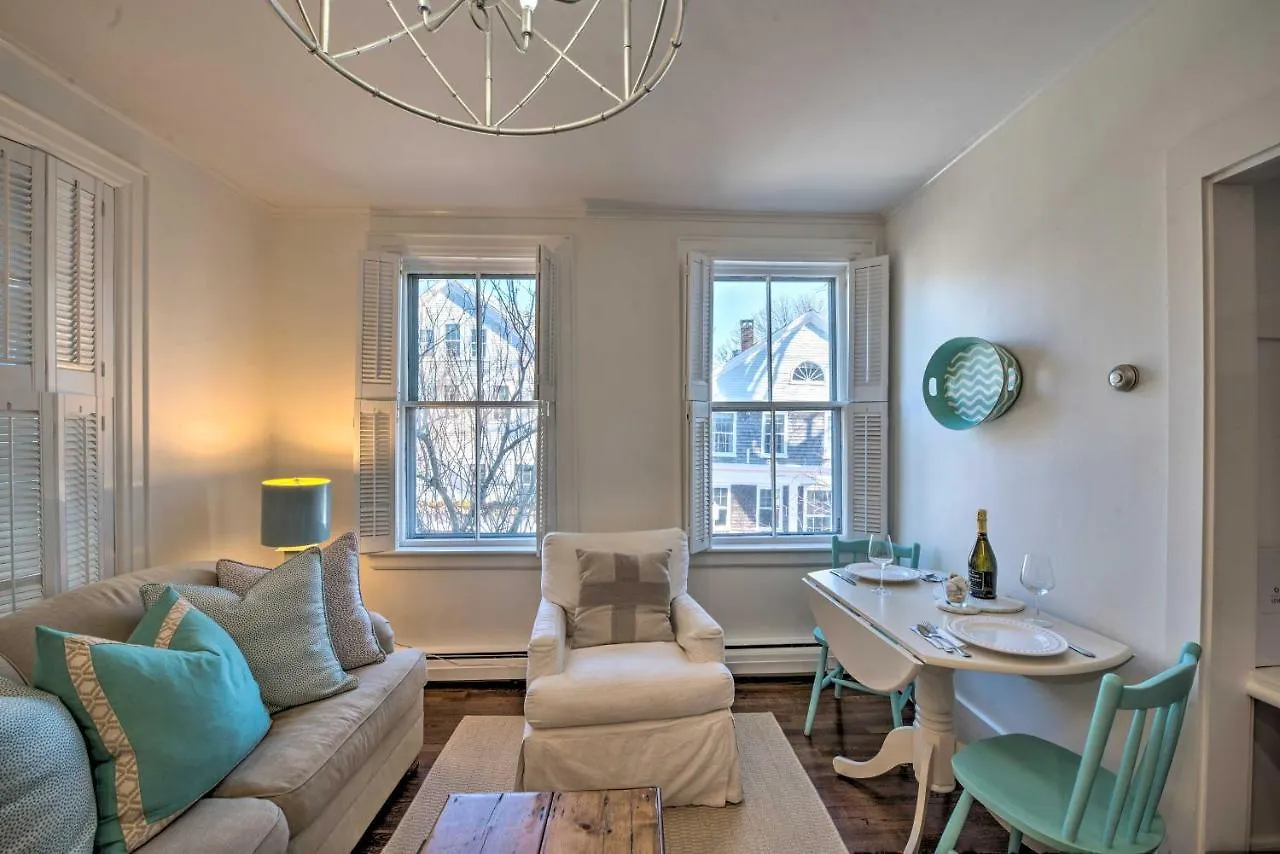 Couples Retreat In Walk To Attractions! Apartment
