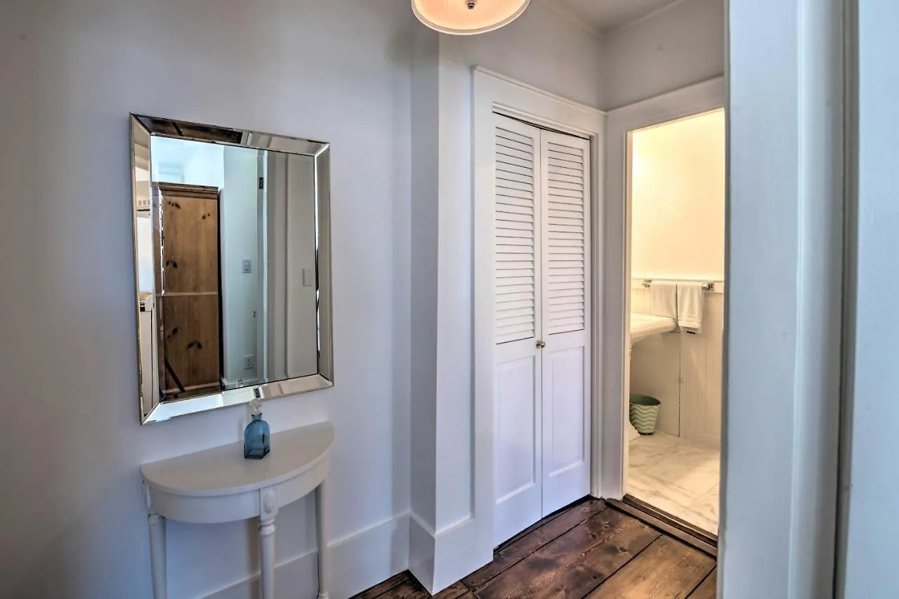 Apartment Couples Retreat In Walk To Attractions! *